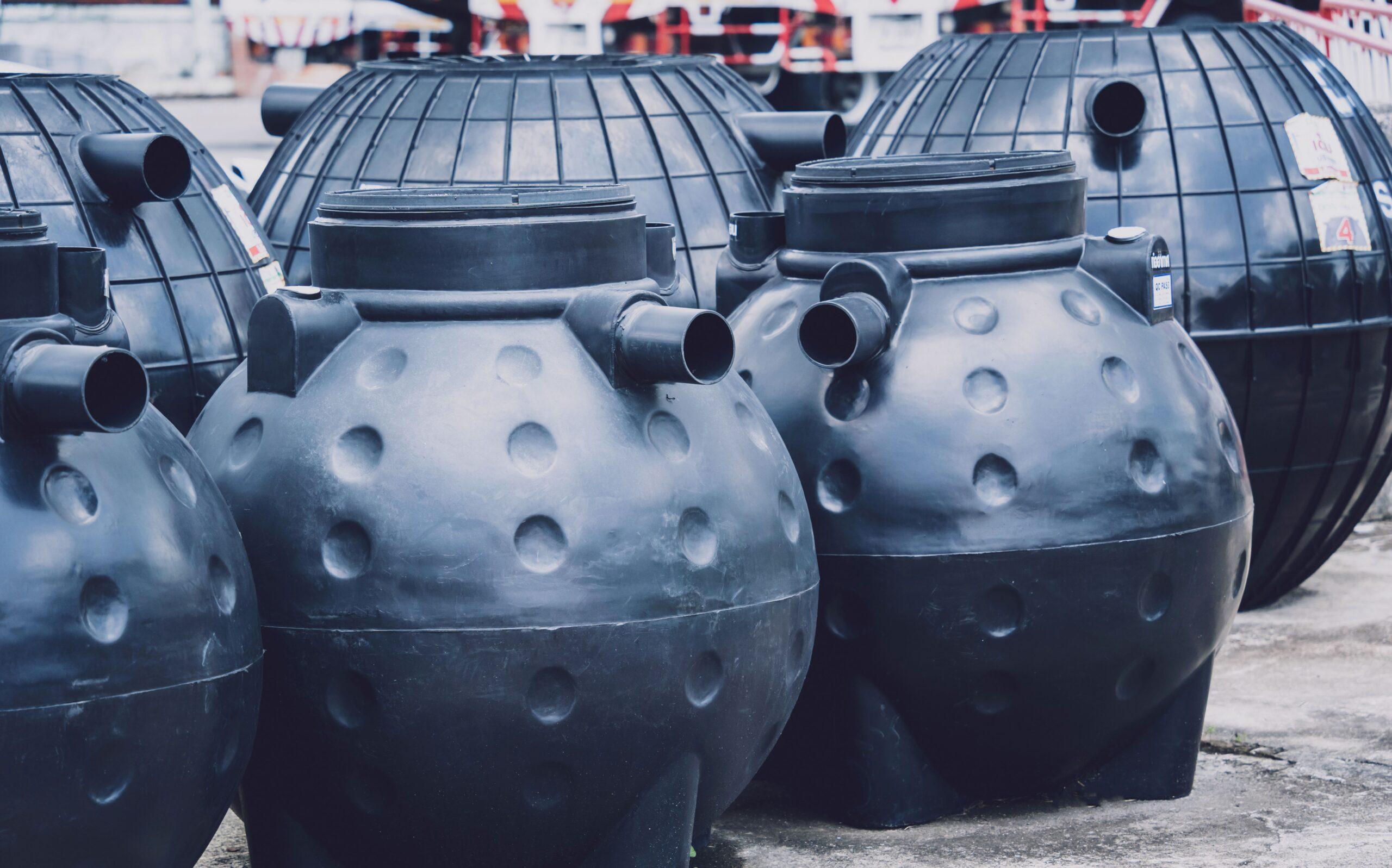 Regenwassertanks für die Installation.