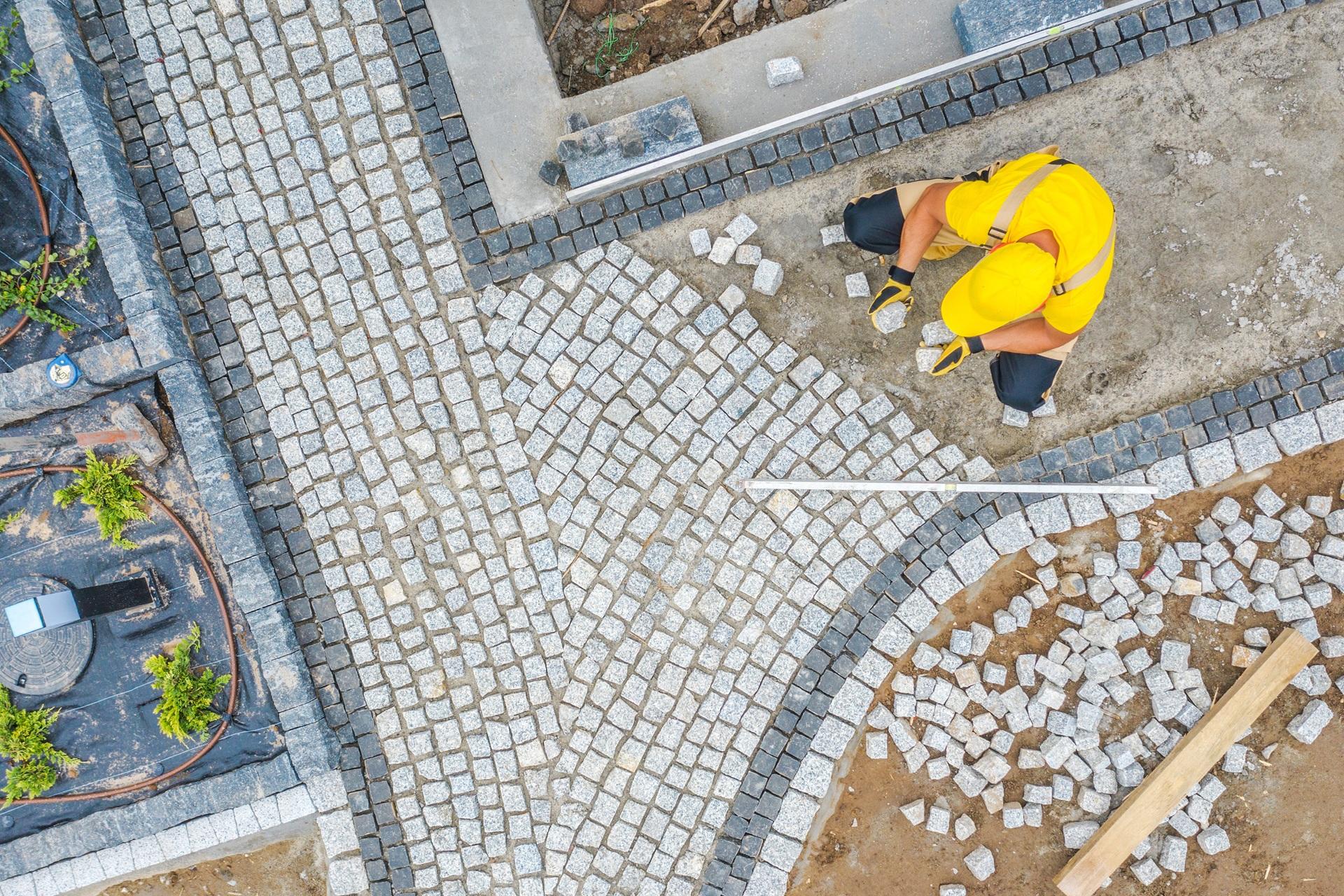 Pflasterarbeiten mit Elektroseilwinde im Garten