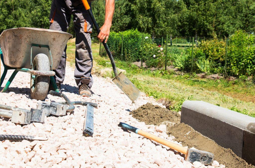 Randsteine im Gartenbau - Elektroseilwinde nutzen