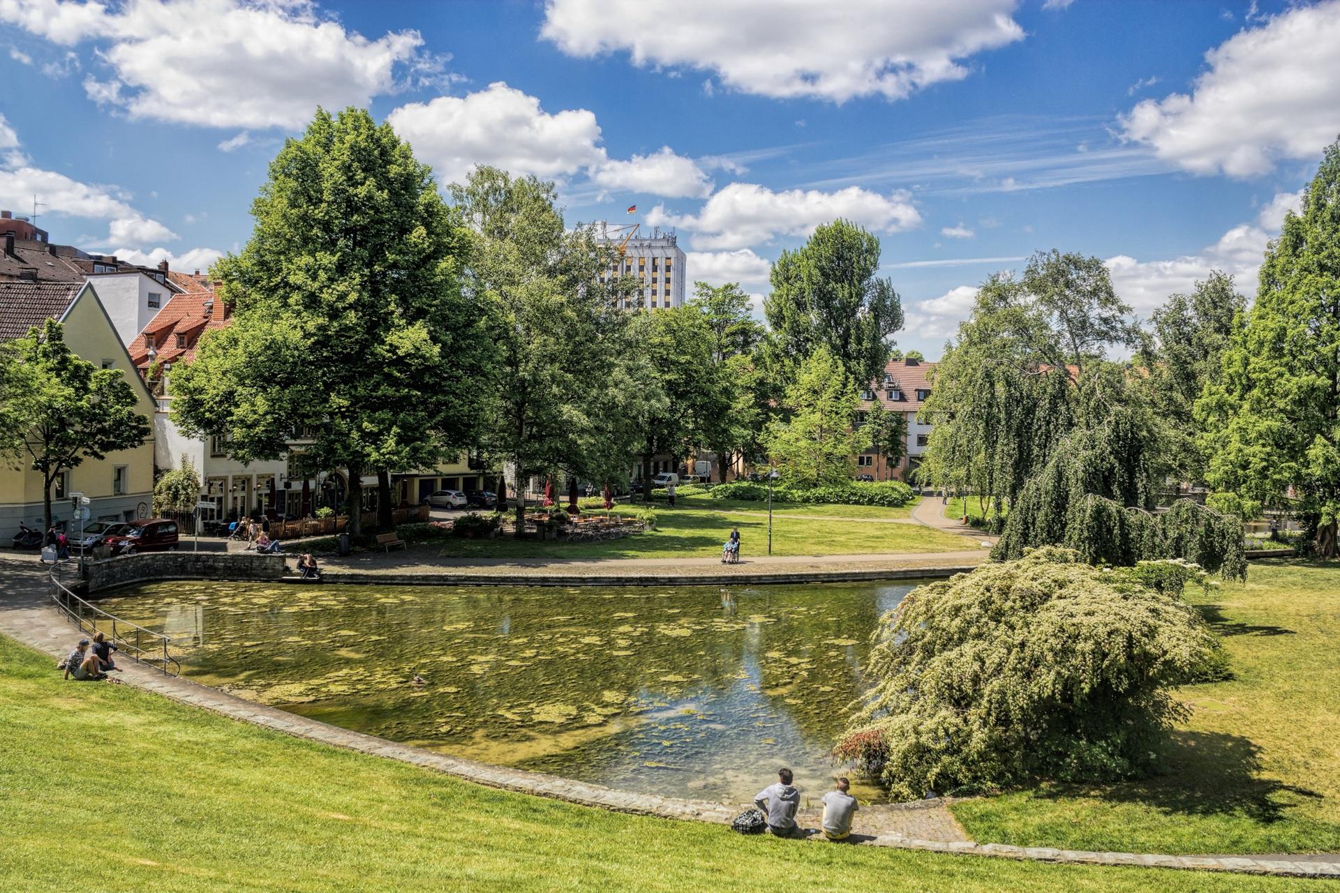 Ruhiger Stadtpark mit Wasserfläche | Baumschule Stellenangebote